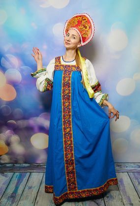 Русский народный костюм с золотыми узорами