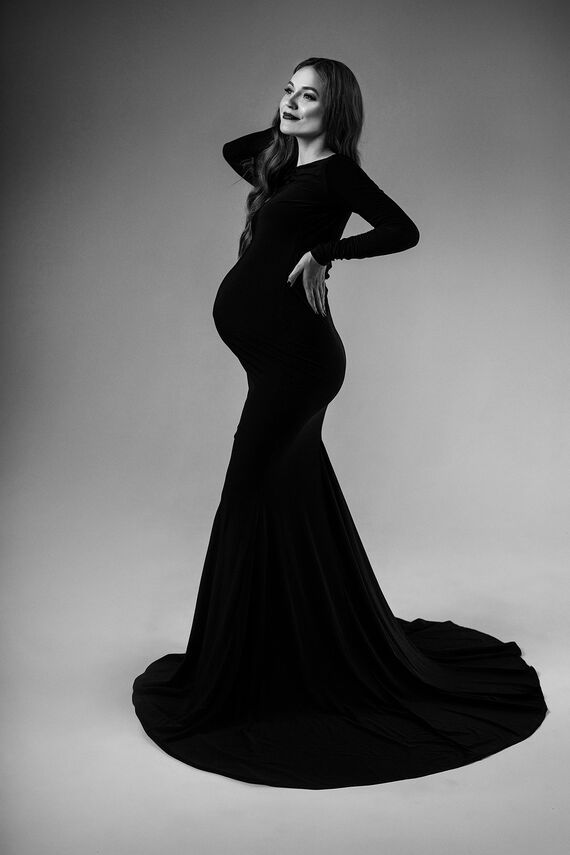 Беременная в черном платье